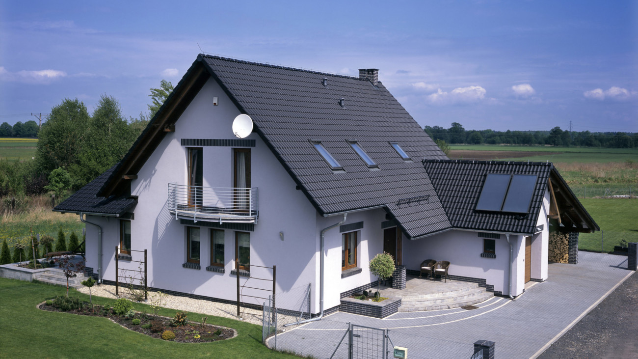 Дом с двускатной крышей серого цвета